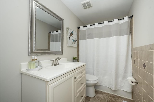 full bathroom with visible vents, toilet, shower / bath combo, and vanity