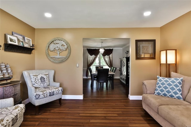 living area with dark wood-type flooring, a notable chandelier, recessed lighting, and baseboards