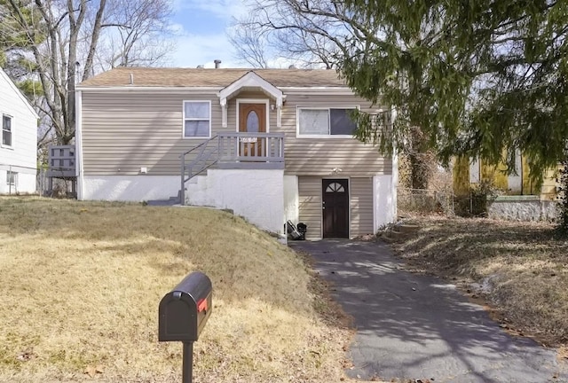 view of front facade with a front yard and fence