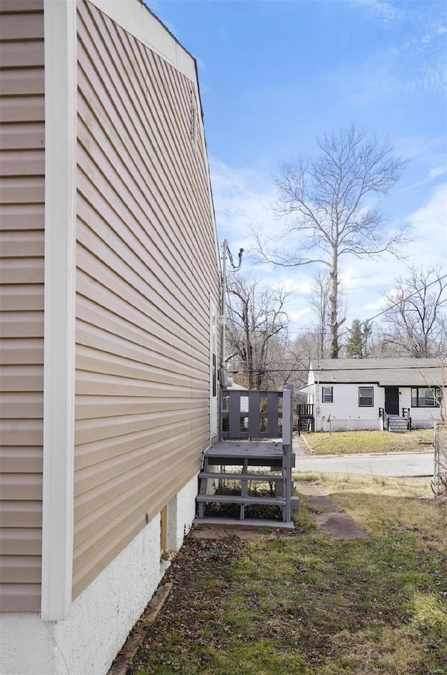 view of side of property featuring a lawn