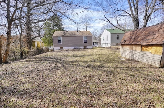 view of yard featuring an outdoor structure and a shed