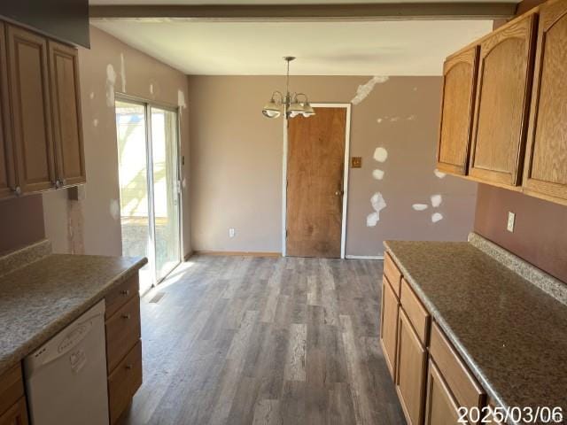 kitchen with baseboards, an inviting chandelier, hanging light fixtures, dark wood-type flooring, and dishwasher