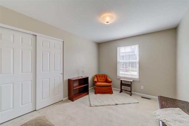 living area with visible vents, carpet flooring, and baseboards