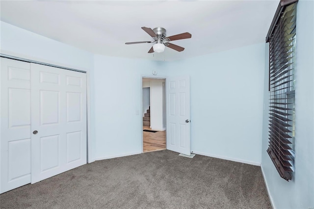 unfurnished bedroom featuring a closet, ceiling fan, baseboards, and carpet floors