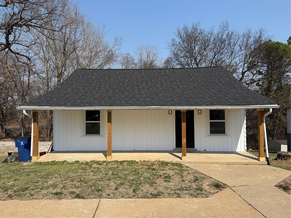 view of front of home with a shingled roof