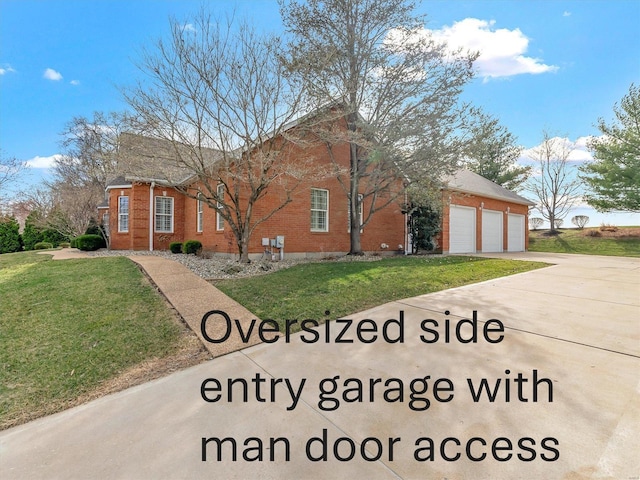 view of front of home featuring brick siding, driveway, and a front yard