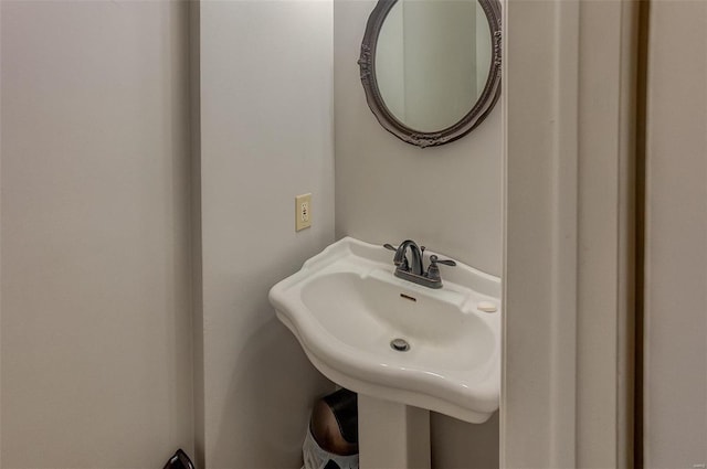 bathroom featuring a sink