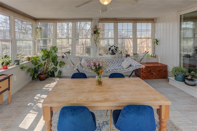 sunroom with ceiling fan