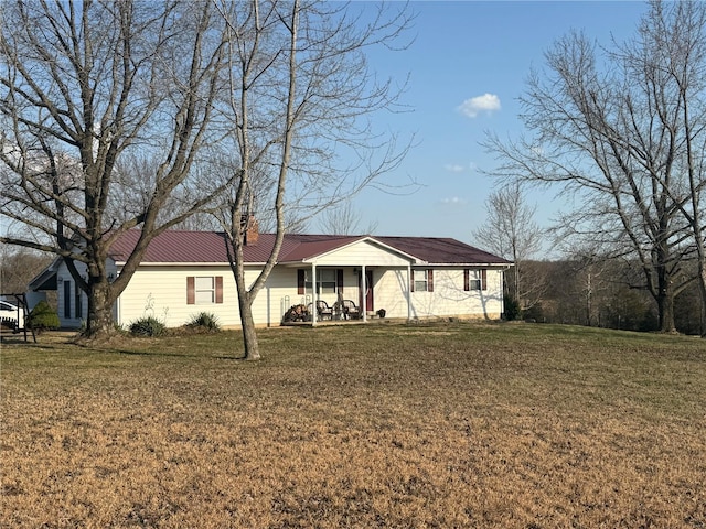 single story home featuring a front lawn