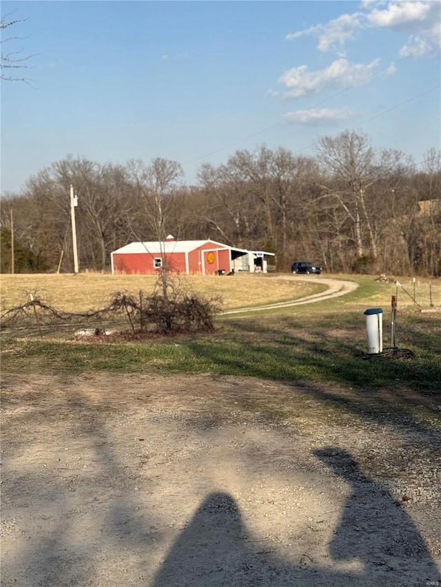 view of yard featuring an outbuilding and driveway