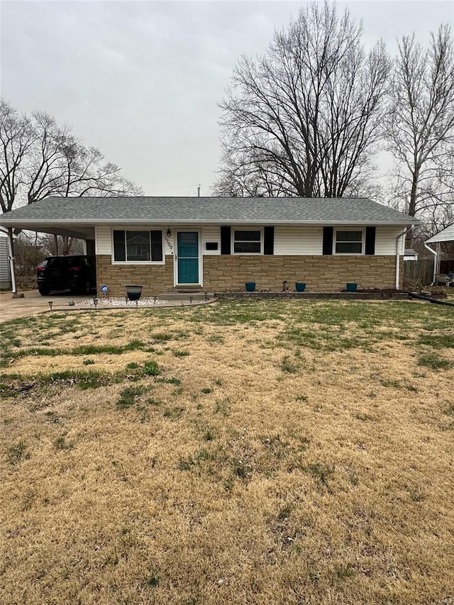 single story home with an attached carport, a front lawn, stone siding, and driveway