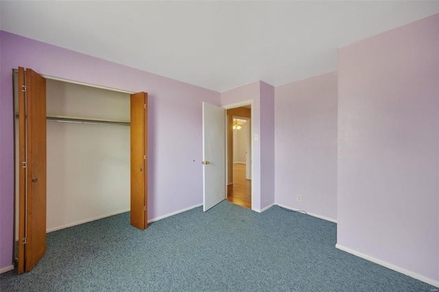 unfurnished bedroom featuring a closet, baseboards, and carpet flooring