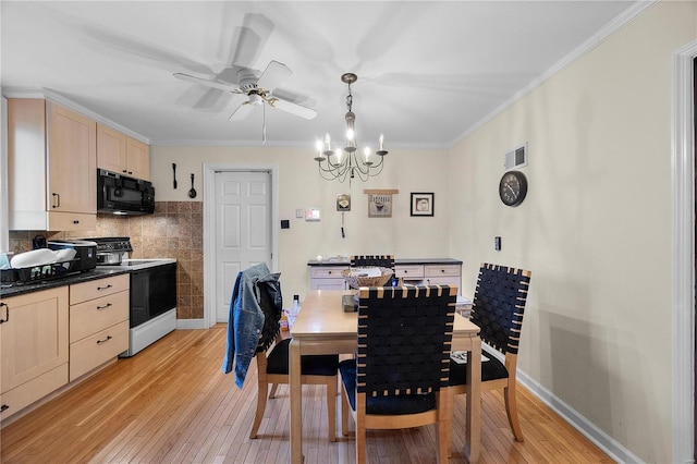 dining room featuring visible vents, light wood-style flooring, ornamental molding, ceiling fan with notable chandelier, and baseboards