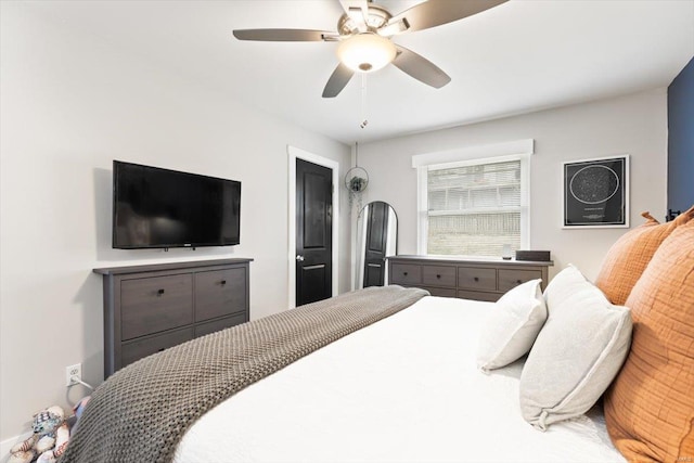 bedroom with ceiling fan