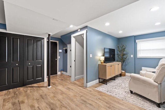 living room with light wood-style flooring, recessed lighting, and baseboards