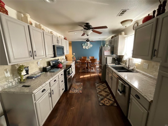 kitchen with a sink, dark wood-style floors, ceiling fan, visible vents, and appliances with stainless steel finishes