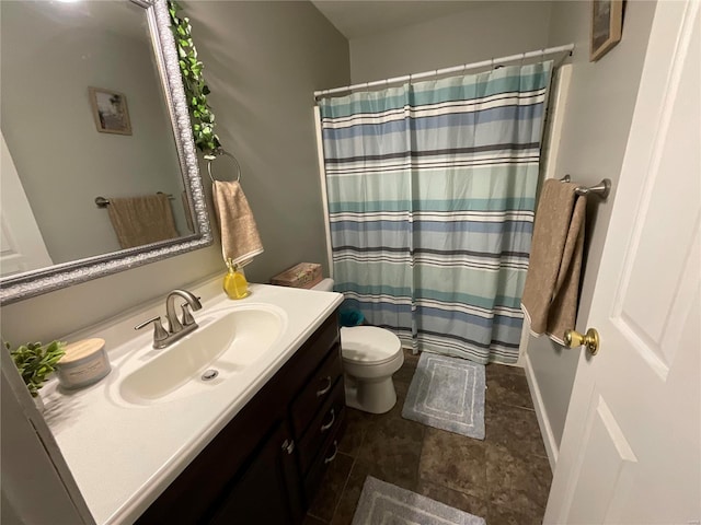bathroom with curtained shower, toilet, and vanity