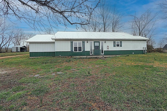 manufactured / mobile home with a front yard