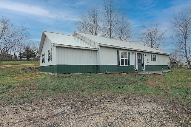 view of front of property featuring a front lawn