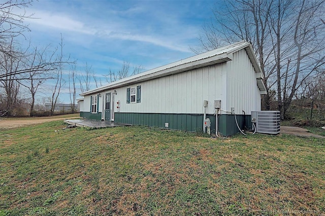 view of front of property featuring cooling unit and a front lawn