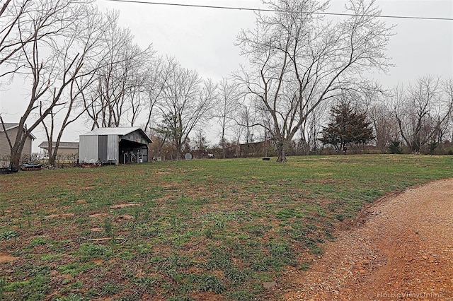 view of yard with an outbuilding