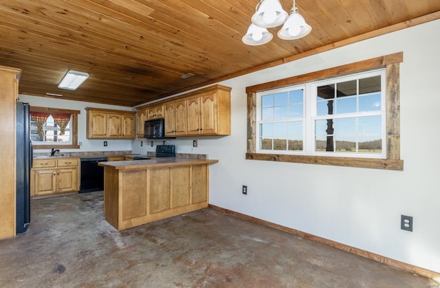 kitchen featuring a peninsula, concrete floors, baseboards, and black appliances