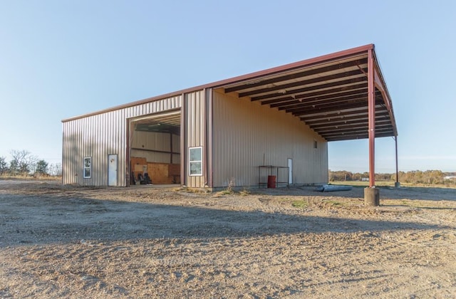 view of pole building with driveway