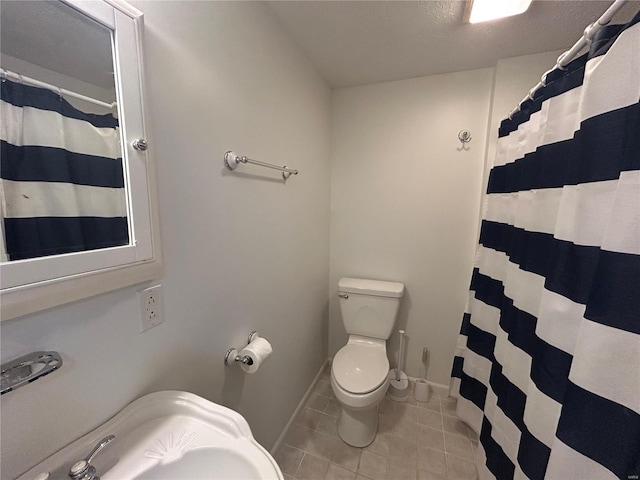 full bath with tile patterned floors, curtained shower, toilet, and baseboards