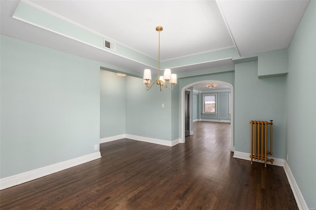 spare room with visible vents, baseboards, arched walkways, dark wood-type flooring, and a notable chandelier