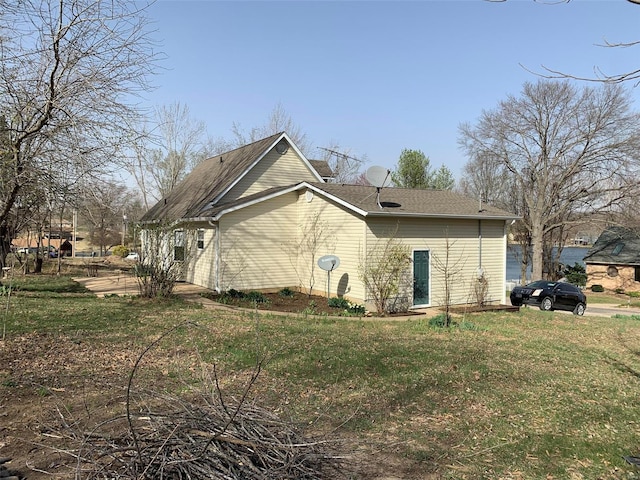 view of side of property featuring a lawn