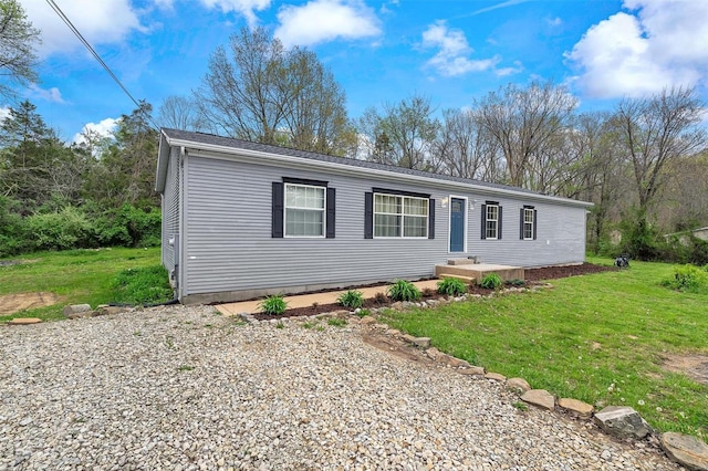 manufactured / mobile home with a front lawn