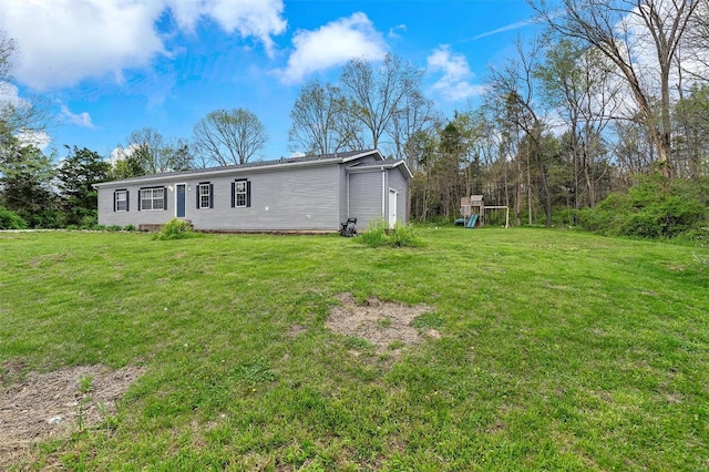 view of front of home featuring a front lawn