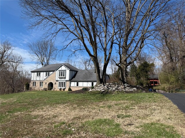 view of front of house featuring a front yard