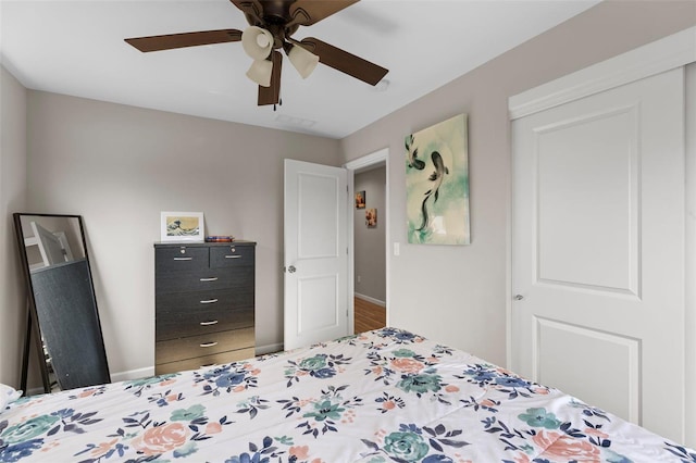 bedroom with baseboards and a ceiling fan