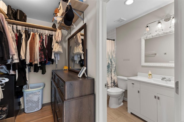 full bathroom with toilet, a shower with curtain, visible vents, and vanity