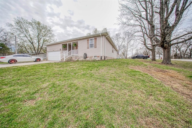 view of front of property featuring driveway, crawl space, and a front lawn