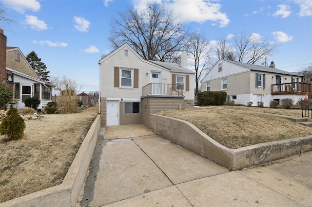 view of front of home with a residential view