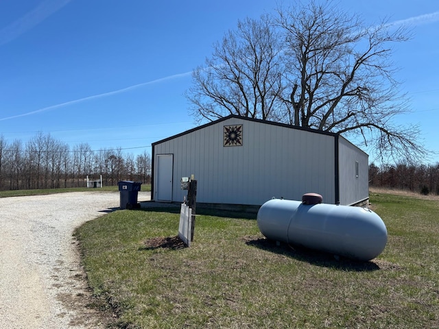 view of pole building featuring a lawn