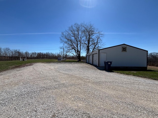 view of yard with an outbuilding