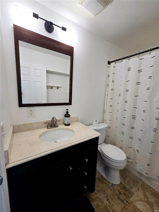 full bath with visible vents, toilet, a shower with shower curtain, and vanity