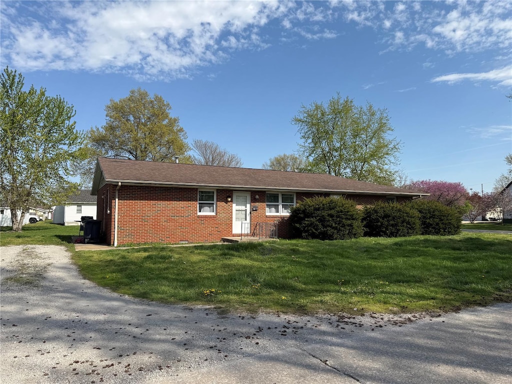 ranch-style house with brick siding and a front yard