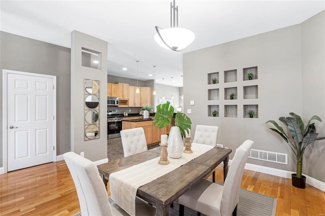 dining space featuring recessed lighting, visible vents, light wood-style flooring, and baseboards