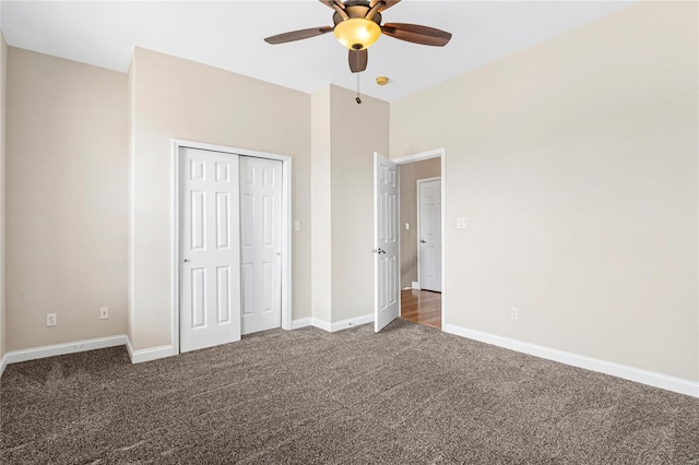 unfurnished bedroom featuring carpet, a closet, a ceiling fan, and baseboards