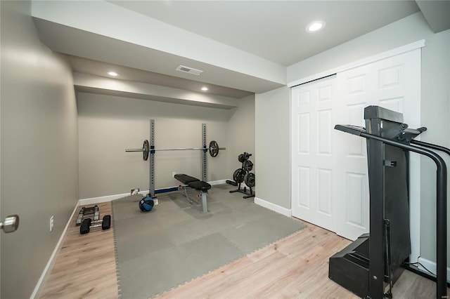 exercise area with recessed lighting, light wood-style flooring, baseboards, and visible vents