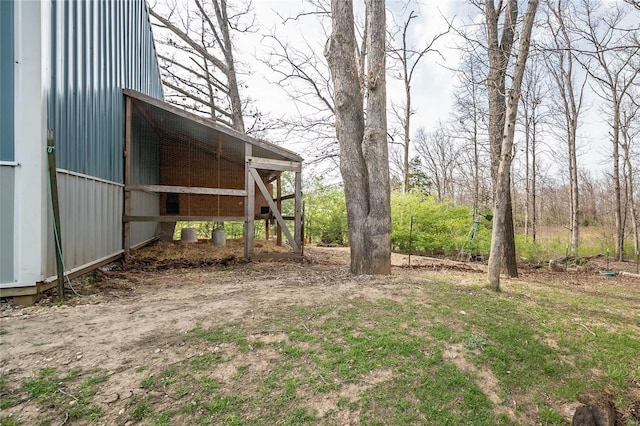 view of yard with an outbuilding