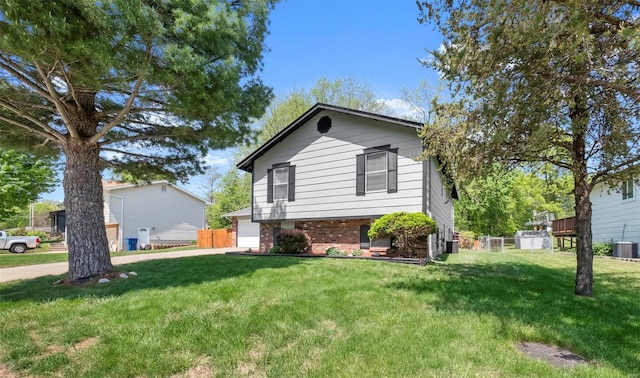 view of front facade featuring fence, brick siding, and a front yard