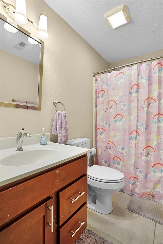 full bath featuring a shower with curtain, vanity, toilet, a textured ceiling, and visible vents