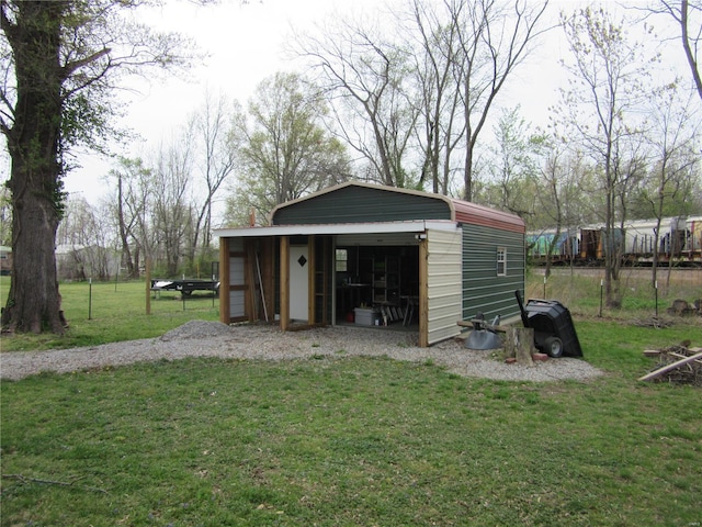 view of outdoor structure featuring an outbuilding