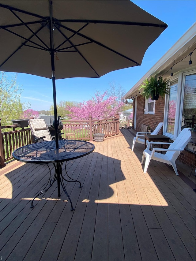 deck featuring outdoor dining space
