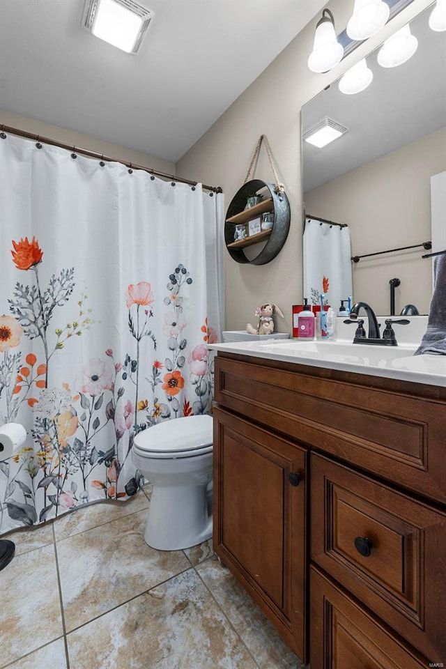 bathroom with curtained shower, vanity, visible vents, and toilet